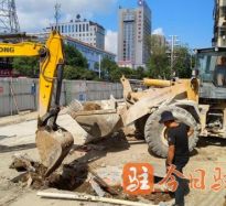 很很插女逼高温下的坚守｜道路建设者用汗水铺就畅通路